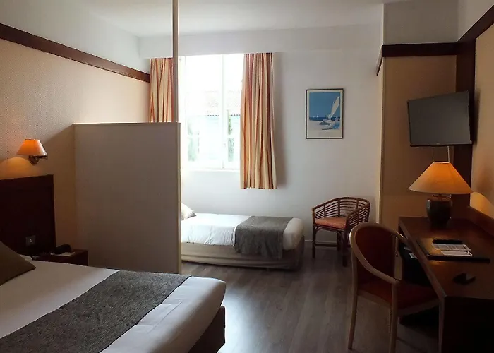 Mercure La Corderie Royale 4*